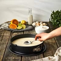 Csatos tortaforma tálcával 26 cm (pöttyös)