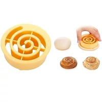 Műanyag tésztavágó zsemléhez, csigához