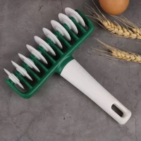 Műanyag tésztavágó 9 kerekes