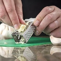 Hűtőmágnes mini reszelő