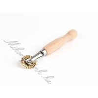 Fanyelű derelye/tésztavágó 15.5 cm