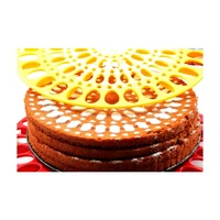 Sárga tortadíszítő, tartó és szeletelő