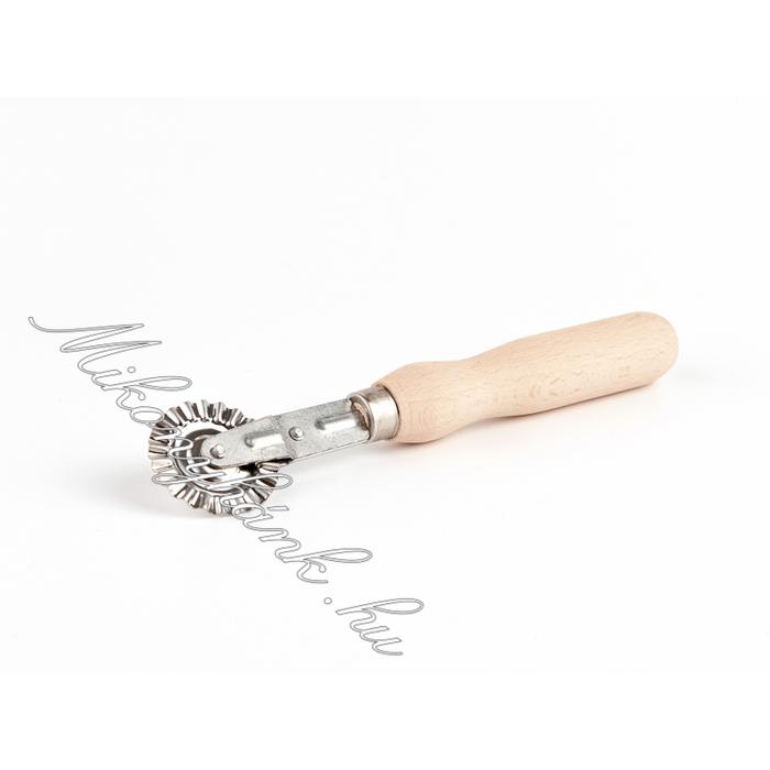Fanyelű derelye/tésztavágó 16.5 cm